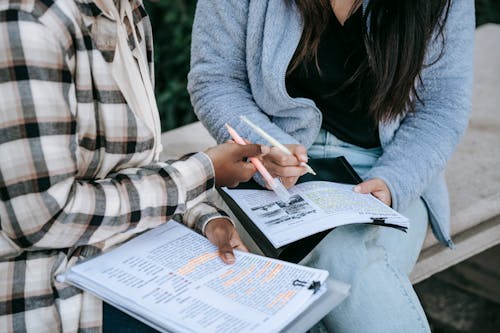 Vrouw In Grijze Trui Krant Lezen