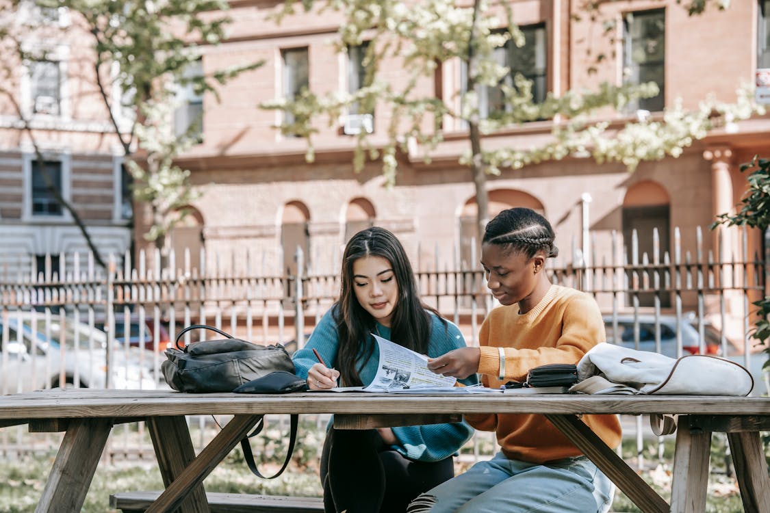 Hombre Y Mujer, Sentado, En, Banco, Libro De Lectura