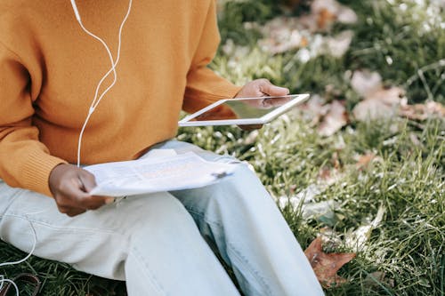 Person Im Orangefarbenen Pullover Lesebuch