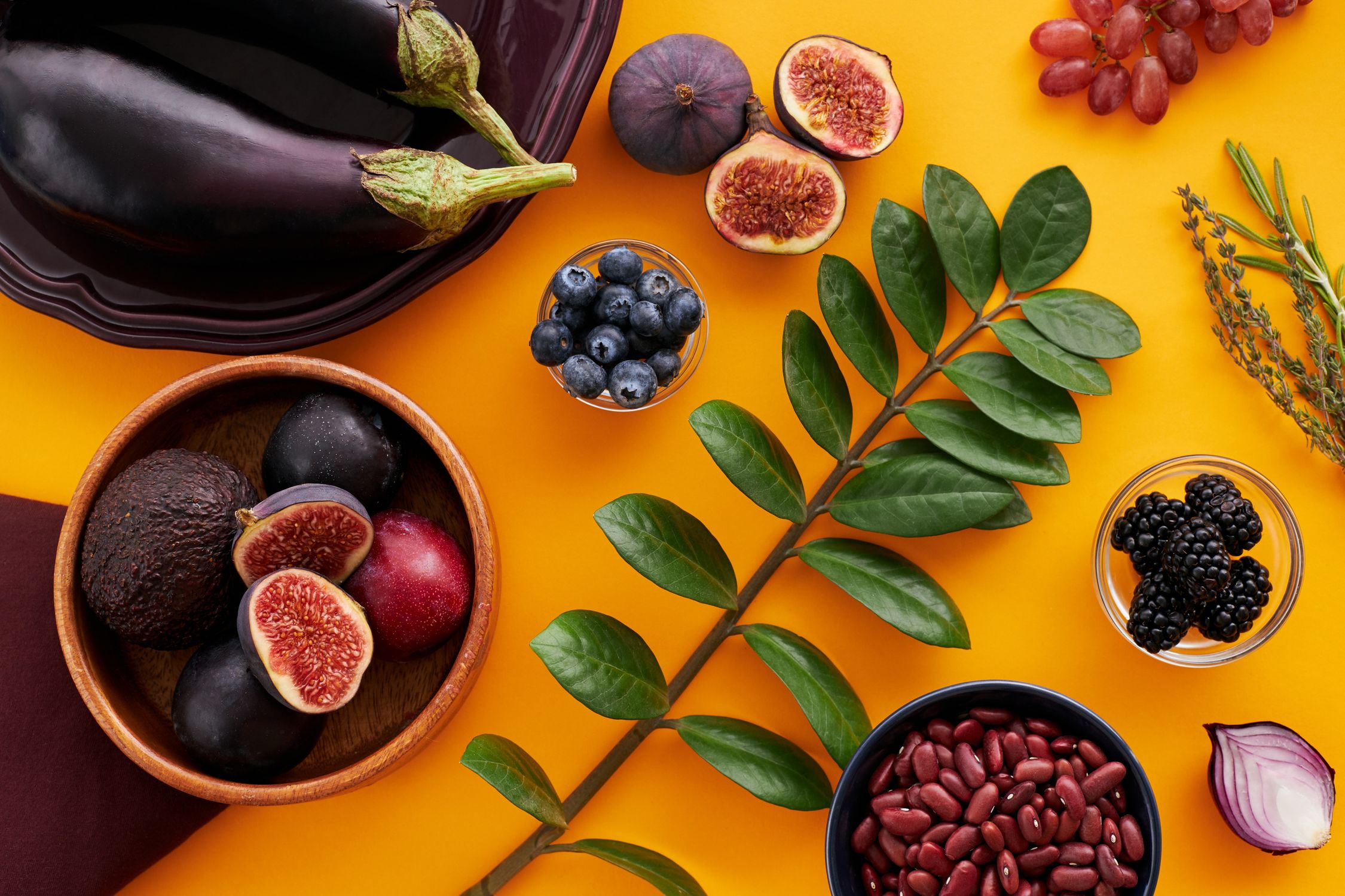 Alimentação saudável com frutas e vegetais coloridos