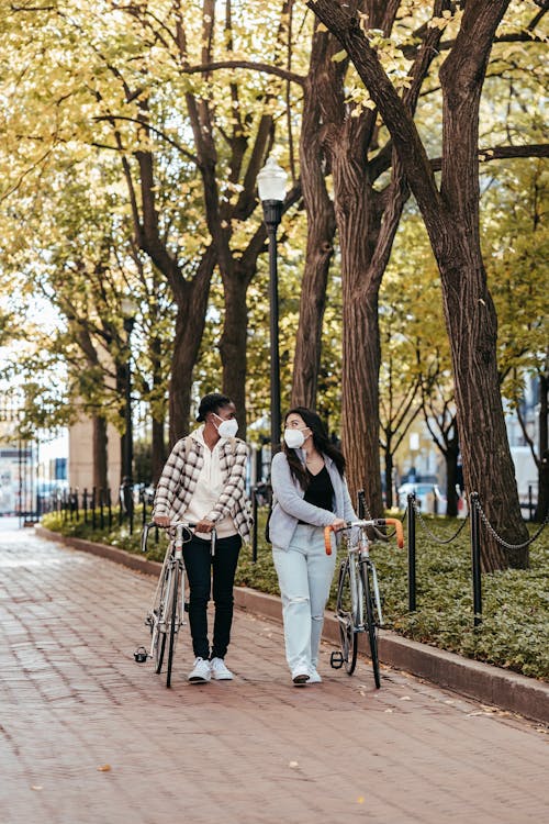 Man En Vrouw, Staand, Op, Trottoir