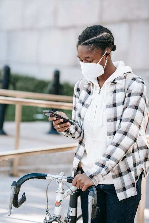 Kostnadsfri bild av afrikansk amerikan kvinna, app, bläddring