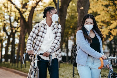 Uomo E Donna In Bicicletta