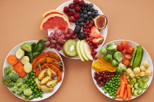 Frutas En Rodajas En Plato De Cerámica Blanca