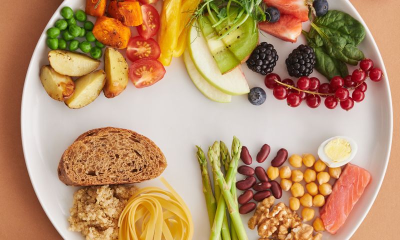 Flatlay de alimentos nutritivos variados — fontes de proteínas incluindo ovos e nozes