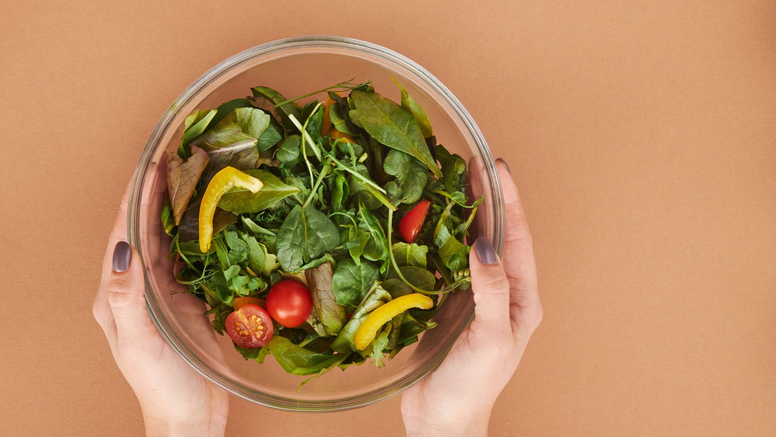 Taça de salada com vegetais.