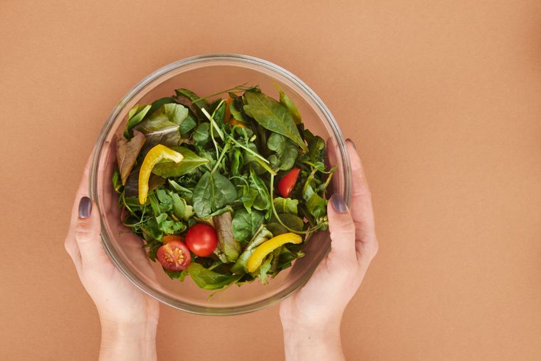 Bol de ensalada con tomates cherry y verduras frescas