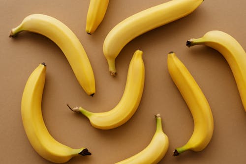 Free Желтые банановые фрукты на коричневой поверхности Stock Photo