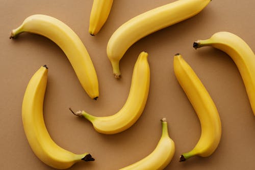 Gele Bananenvruchten Op Bruine Ondergrond