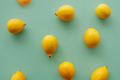 Желтые лимоны на синей поверхности