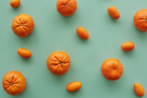 Оранжевые фрукты на синей поверхности
