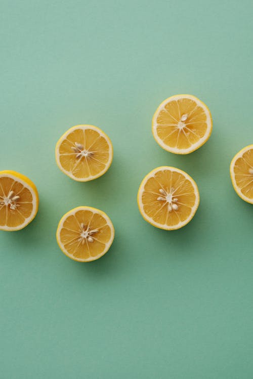 Frutas Cortadas Em Fatias De Laranja Na Superfície Marrom