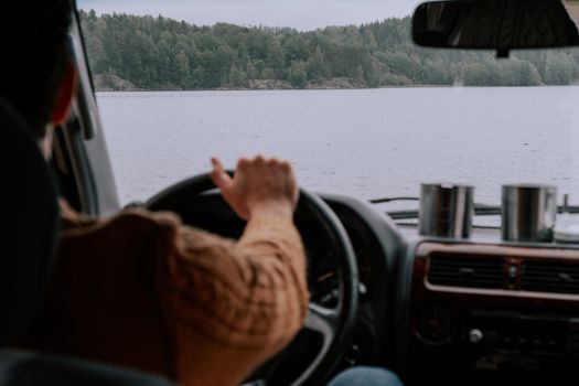 在风景优美的公路旅行中，从车内可以欣赏到宁静的湖滨景观