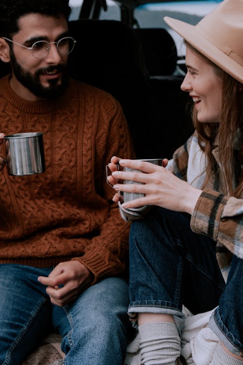 Gratis arkivbilde med drikke kaffe, kaukasisk kvinne, kaukasisk mann