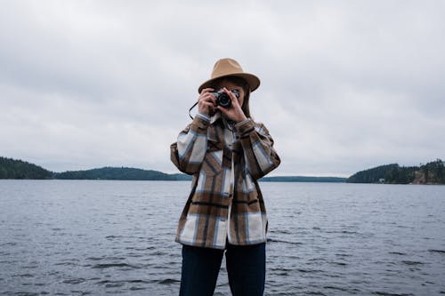 Kostnadsfri bild av fotograf, håller, hatt