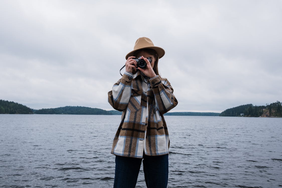 Gratis arkivbilde med fotograf, hatt, holde