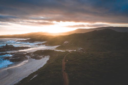 Vista Aérea De Um Lago Durante O Pôr Do Sol