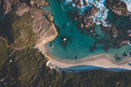 无人机捕捉到岩石海岸线、蔚蓝海水与沙滩的景致，非常适合旅行和汲取自然灵感
