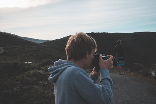 Homme Prenant Une Photo De La Nature Pendant Le Voyage