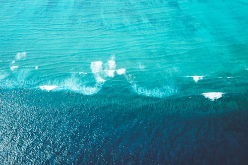 泡立つ波のある紺碧の海