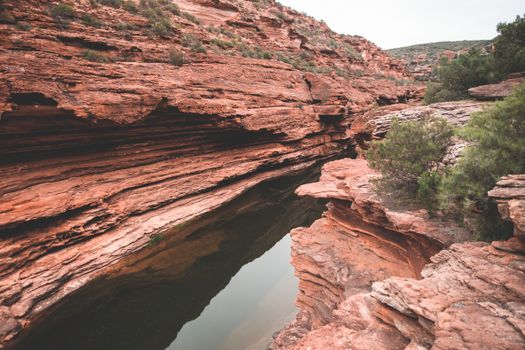 在红石峡谷宁静地探索，海水平静，植被繁茂