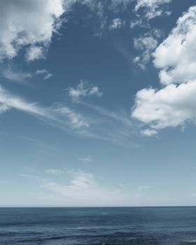 宁静的海景与点缀着广阔云朵的天空，非常适合传达宁静与自然之美