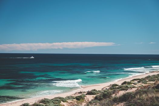 探索宁静的海滩、蔚蓝的海水和清澈的天空，这里是完美的旅行胜地