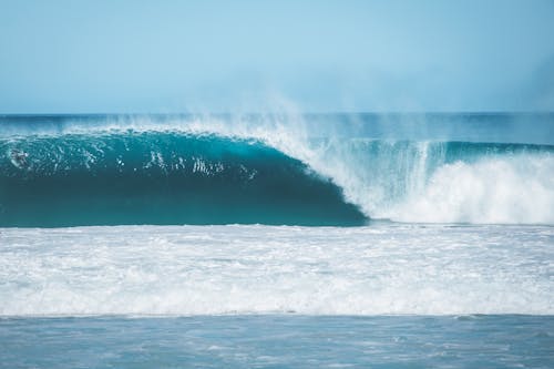 Olas Del Mar Azul Bajo El Cielo Sin Nubes