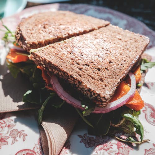 Delicioso Sándwich Vegetariano Con Cebollas Rojas Y Tomates Secos