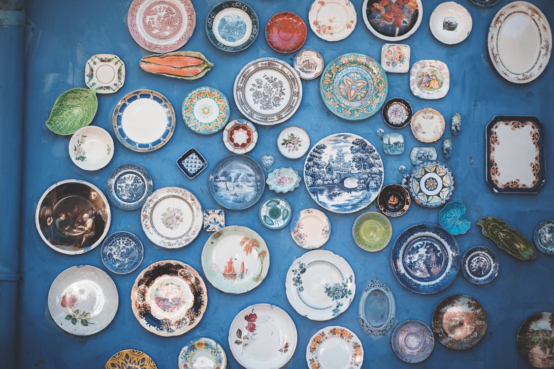 Conjunto De Muchos Platos Decorativos En Pared Azul · Foto de