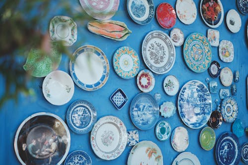 Assiettes Décoratives En Céramique Sur Mur Bleu