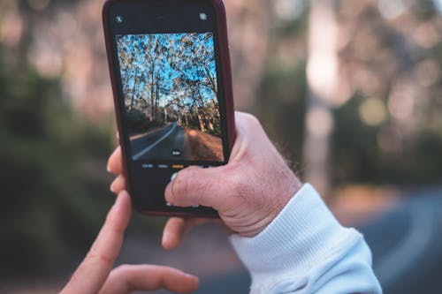 Ritaglia L'uomo Irriconoscibile Che Prende La Foto Della Strada Rurale