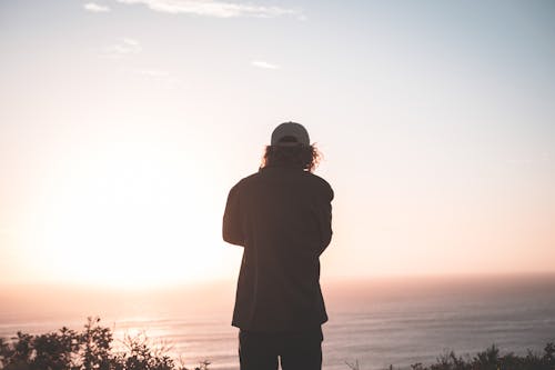 Homme Anonyme Contemplant Le Paysage Marin Au Coucher Du Soleil