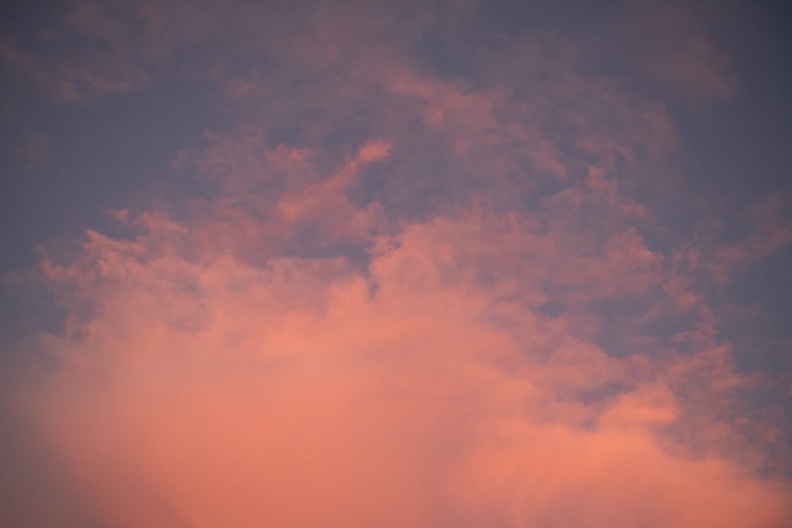 Kleurrijke Bewolkte Hemel Bij Zonsondergang In De Avond