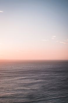 暮色宁静，海天晴朗，夕阳下海浪的静谧被捕捉下来