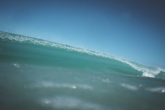 晴朗的日子里，蔚蓝色的大海中，透明的浪花在水晶般的海水中翻滚