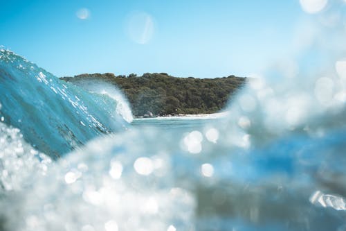 熱帯の海に澄んだ波をはねかける