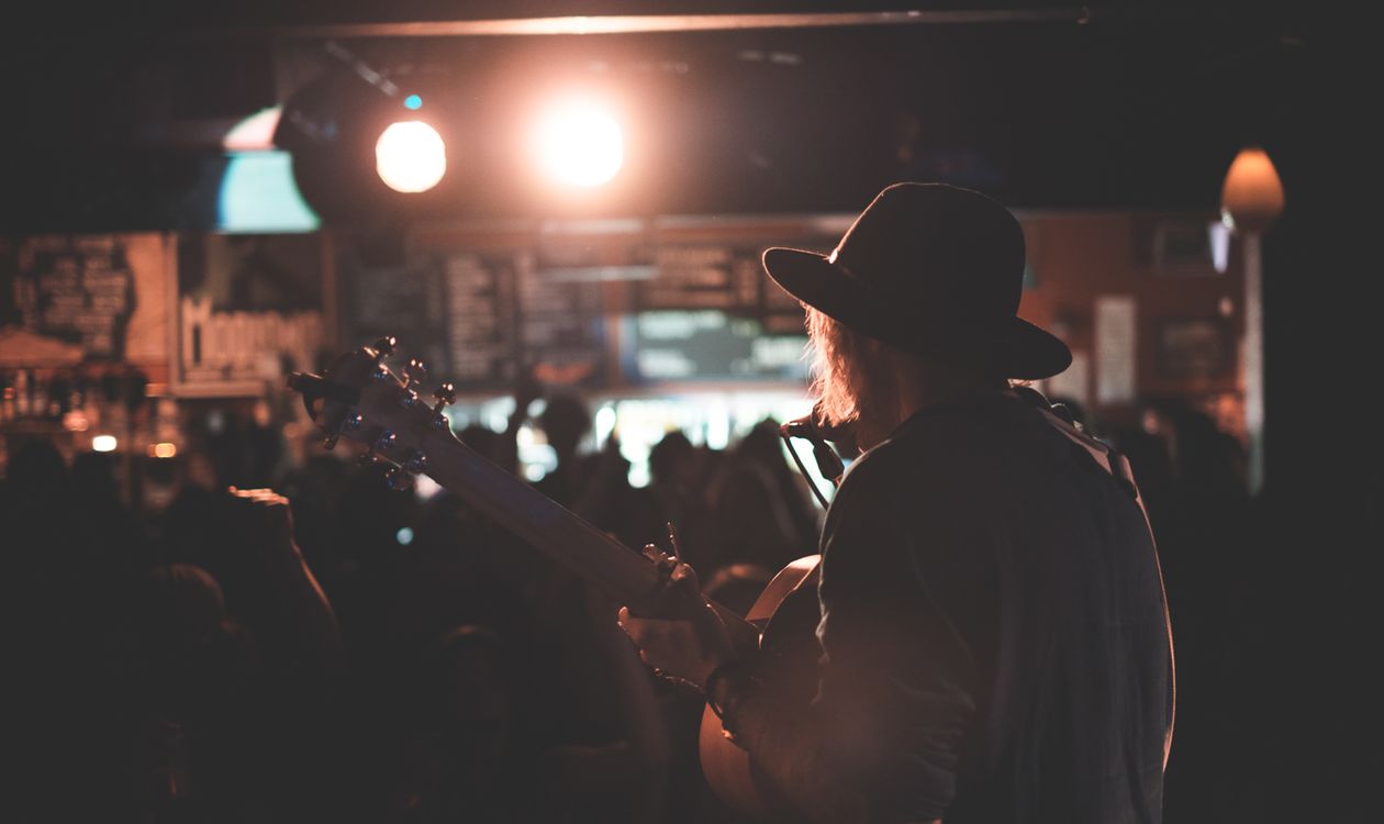 Kostenlose Live-Musik auf Ibiza: Blues-Bars, Tango-Nächte und ein Rock-Zug (6.–12. Oktober 2026)