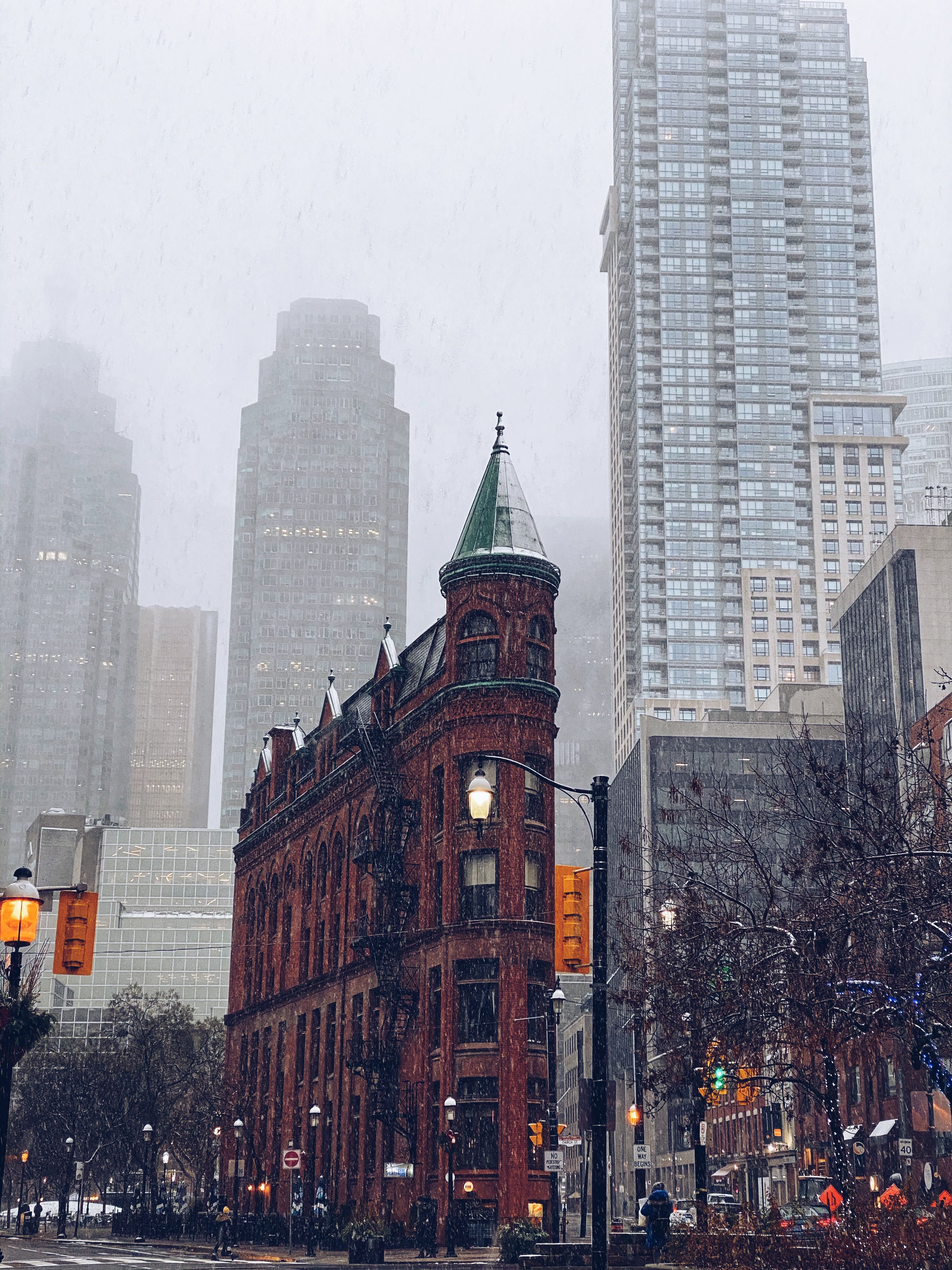 白雪皑皑的城市场景中，多伦多标志性的熨斗大厦坐落在摩天大楼之间