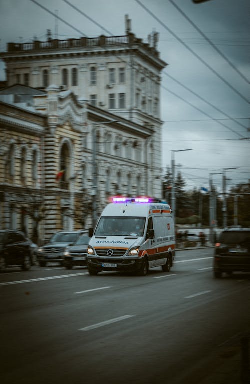 Darmowe zdjęcie z galerii z ambulans, droga, furgonetka