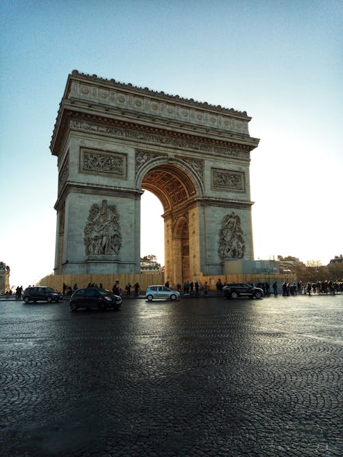 Crowded Street With Cars Along Arc De Triomphe · Free Stock Photo