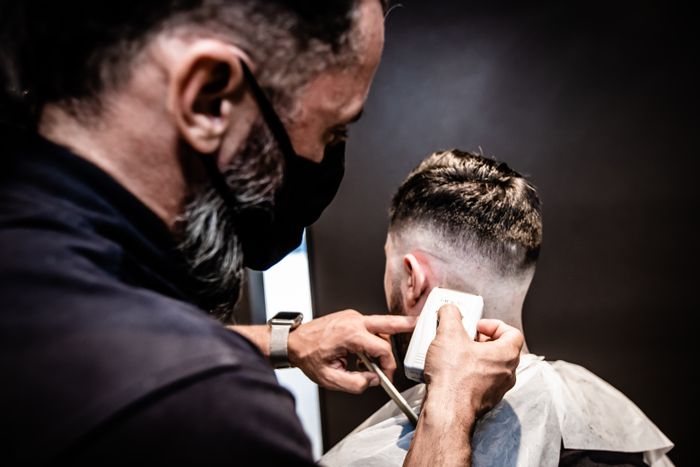 Barbero dando un corte