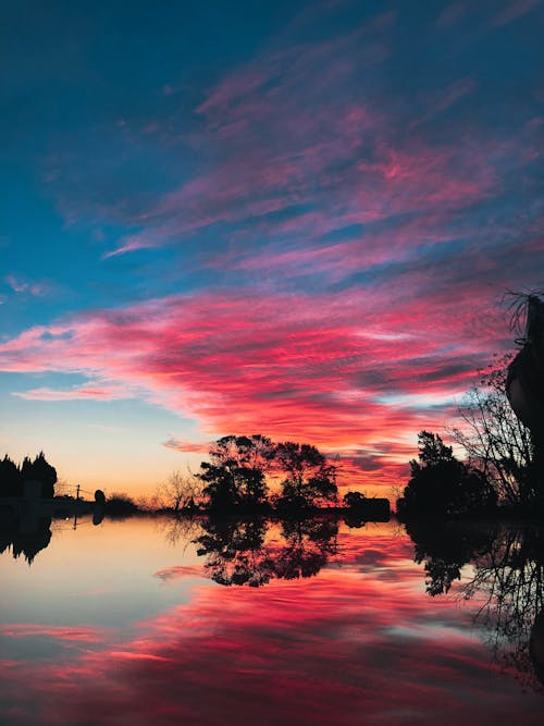 Foto d'estoc gratuïta de alba, cel espectacular, cos d'aigua