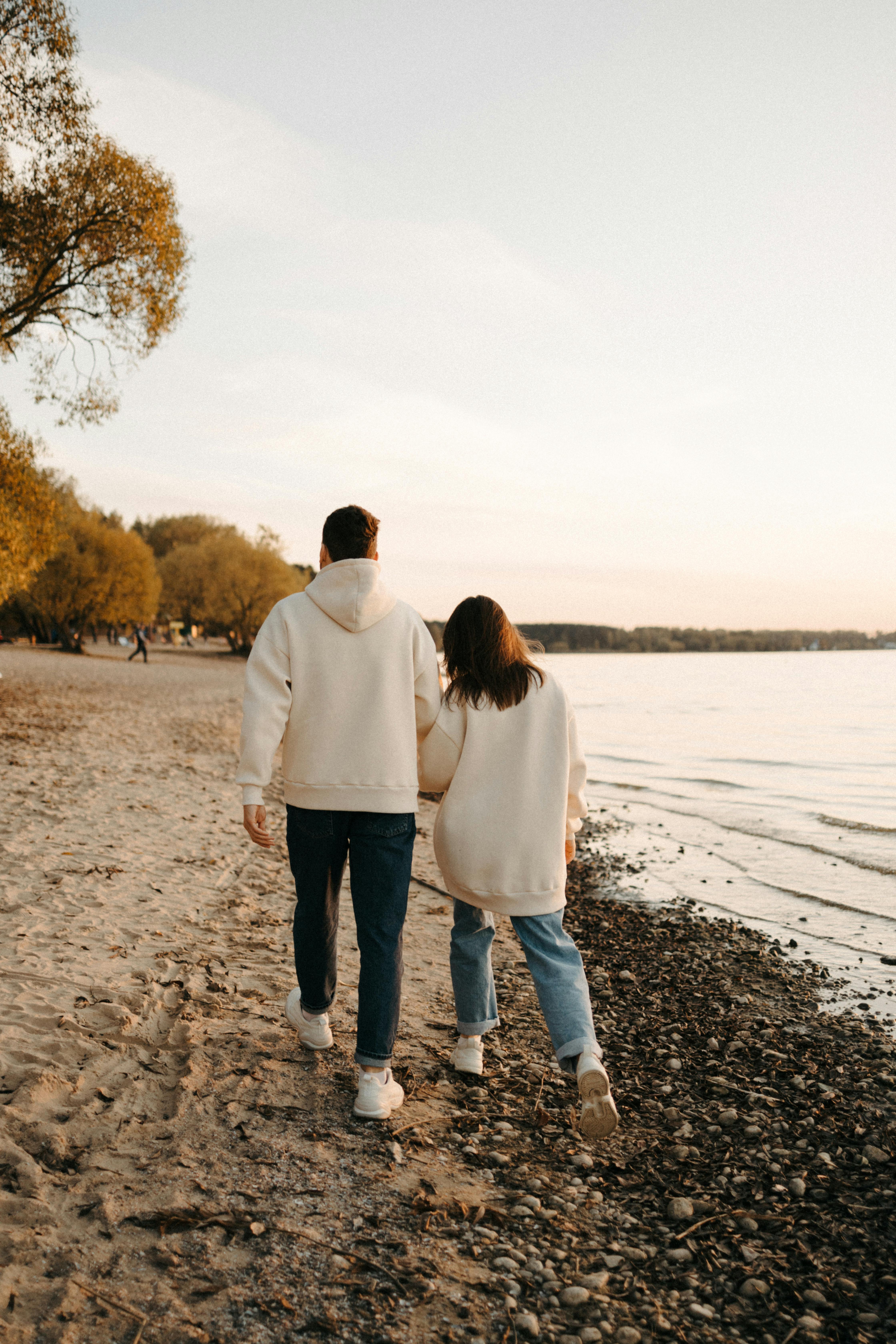 7 Stunning, Timeless Couple Poses for Your Wedding Album