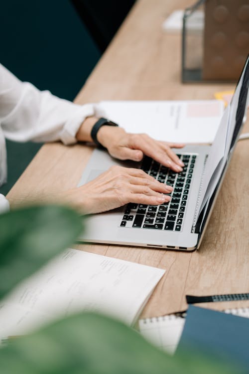 Personne En Chemise à Manches Longues Blanche à L'aide De Macbook Pro