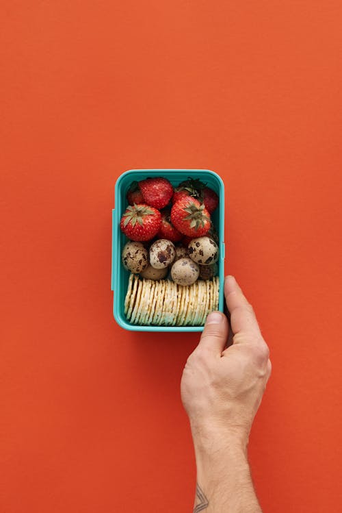 Fresas Rojas En Recipiente De Plástico Verde