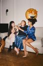 三个女人在热闹的室内派对上一起庆祝，畅饮作乐
