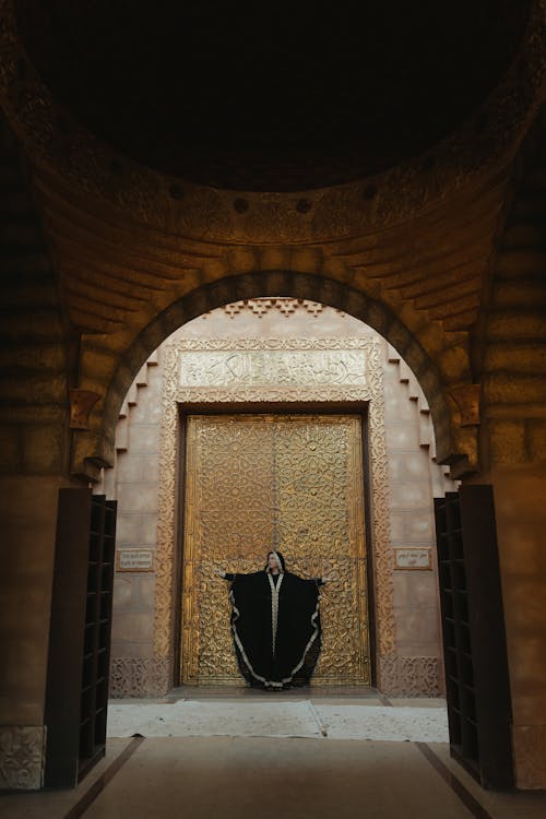 Kostnadsfria Kostnadsfri bild av abaya, dörröppning, dyrkan Stock foto