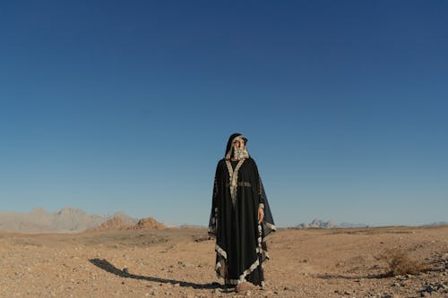 Kostnadsfri bild av abaya, blå himmel, kvinna