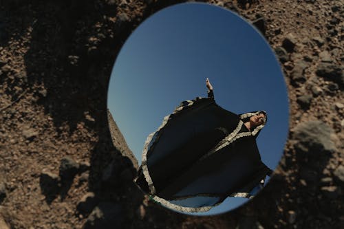 Foto profissional grátis de abaya, conceitual, espelho